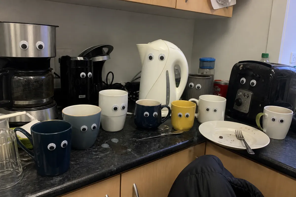 Googly-eye the mugs