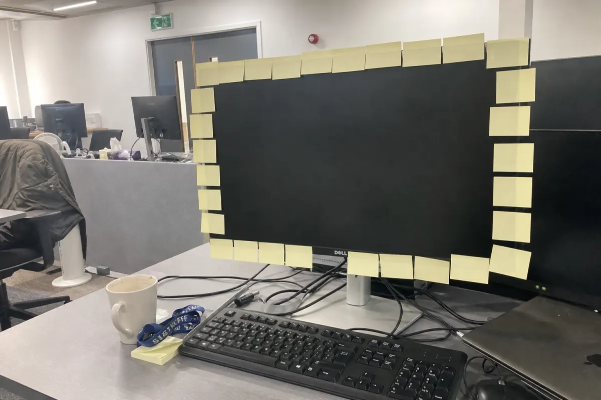 Sticky-note screen border