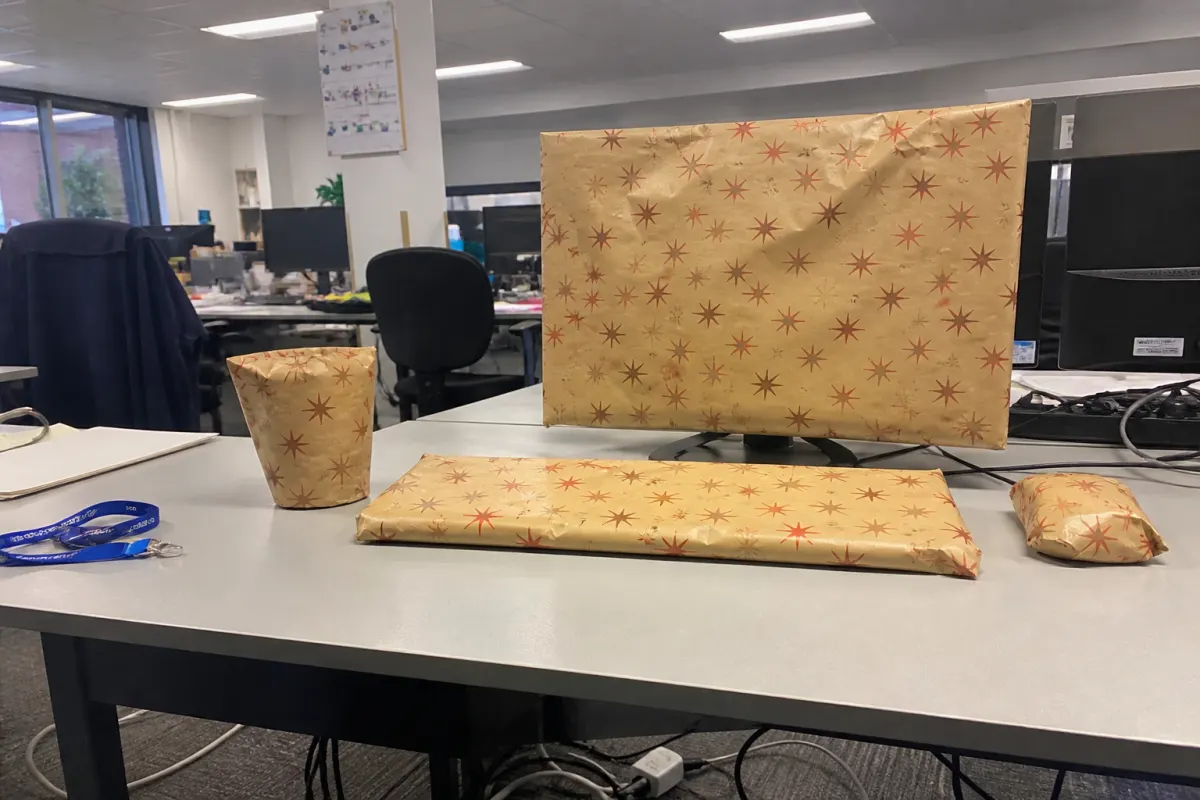 Wrapping-paper desk